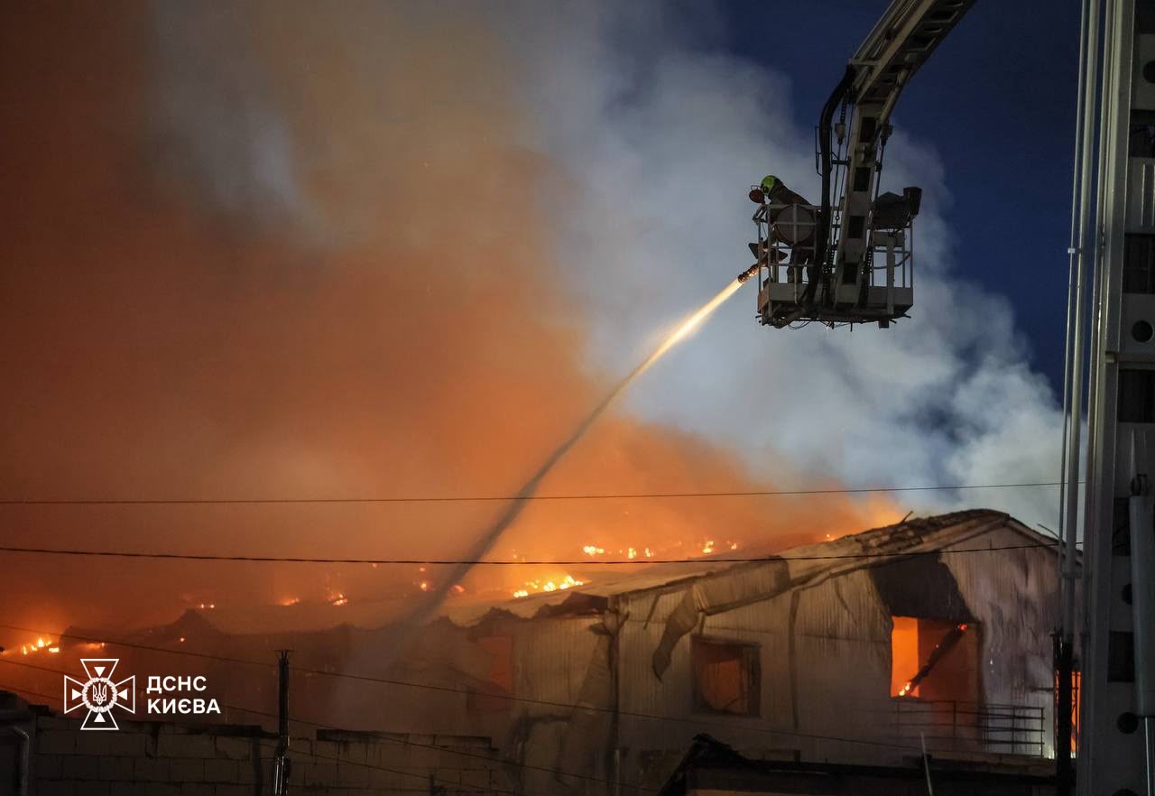Уночі РФ вдарила балістикою по Києву: ДСНС публікує фото наслідків пожеж у двох районах столиці