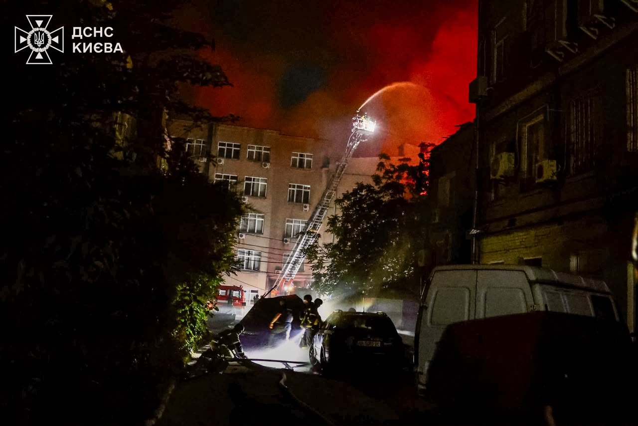 Масштабна атака на Київ: руйнування в багатьох районах столиці, ДСНС оприлюднила фото наслідків