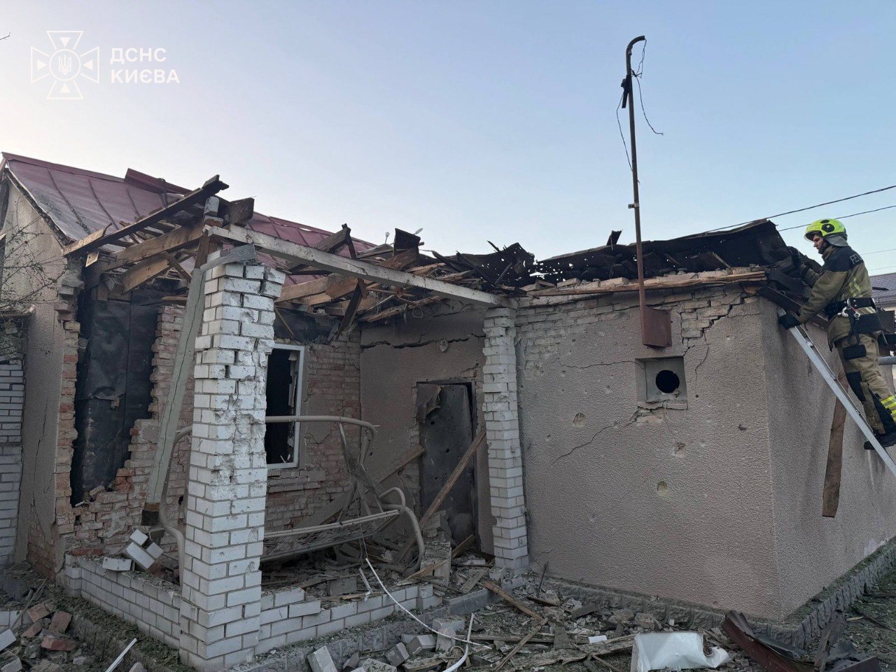 Палала квартира, пошкоджені житлові будинки та адмінбудівля: ДСНС показала фото наслідків атаки на Київ