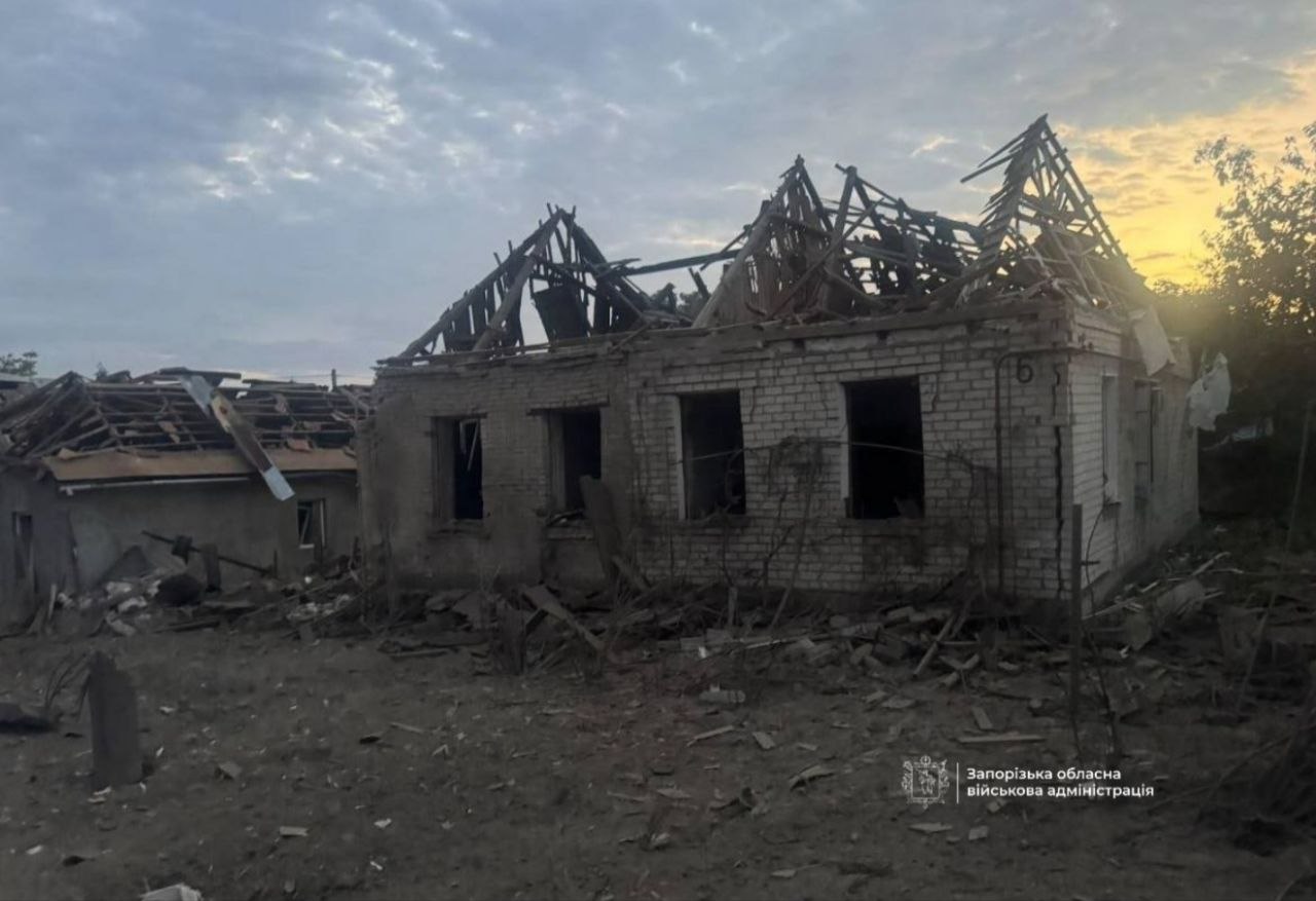 Нічна атака на Запоріжжя: окупанти вдарили дронами та КАБами, є загиблий та шестеро поранених