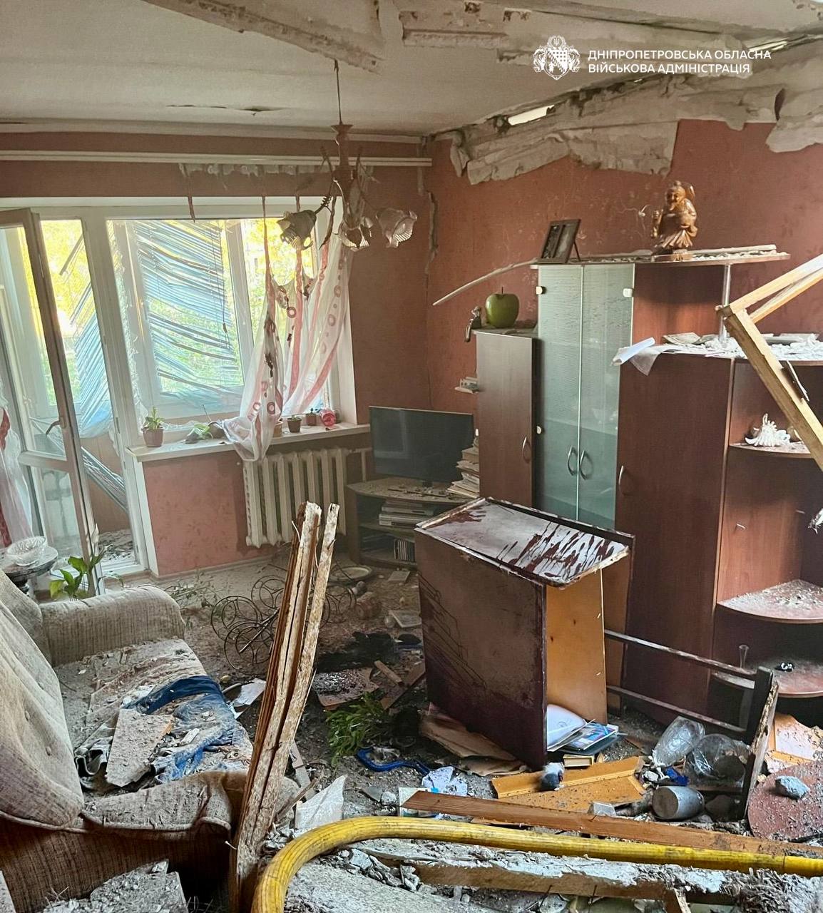 Внаслідок удару по Дніпру пошкоджено будинки, є постраждала: в ОВА показали фото наслідків атаки