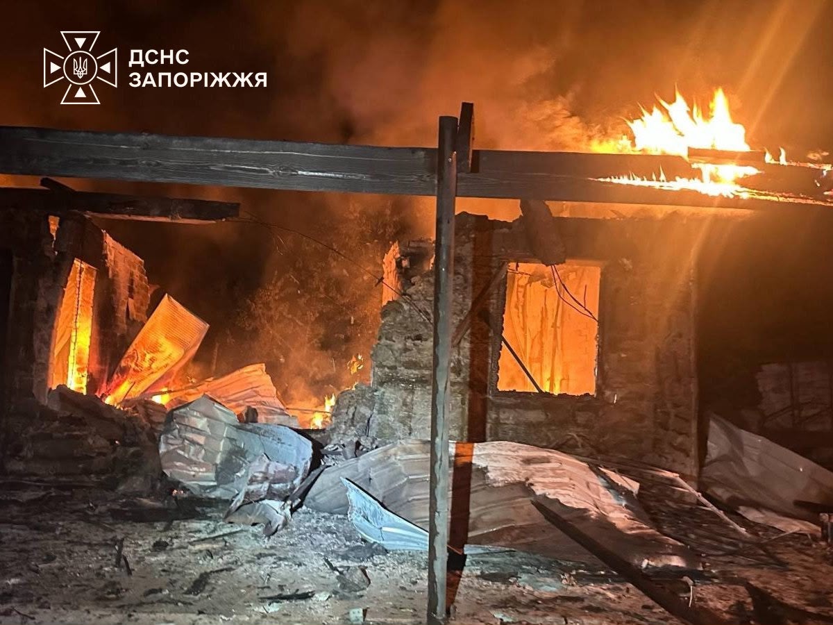 Унаслідок атаки РФ на Запоріжжя зруйновано будинок, двоє загиблих: ДСНС публікує фото наслідків