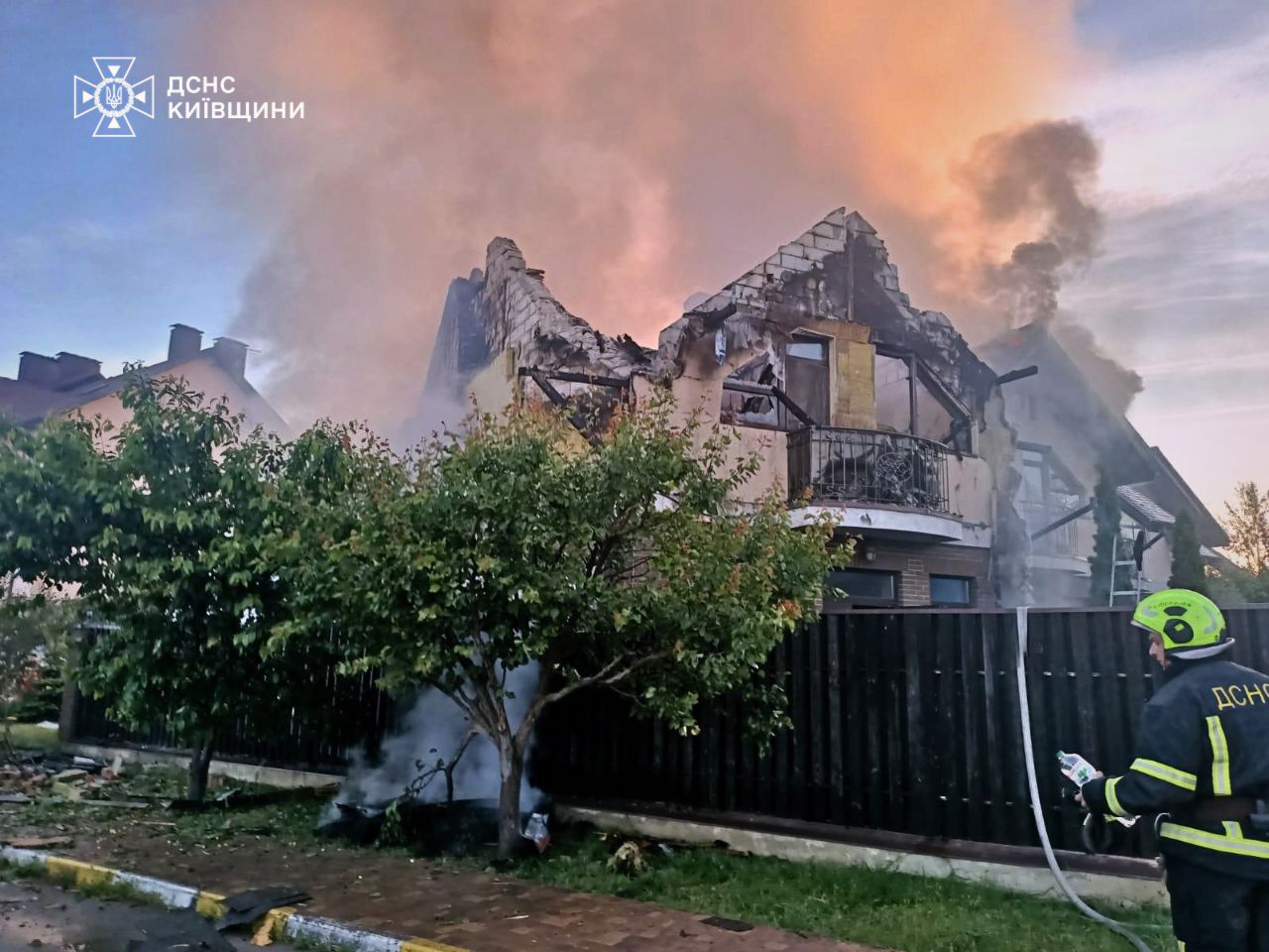 Ракетний та дроновий удар по Київщині: палають будинки й склади, є постраждалі