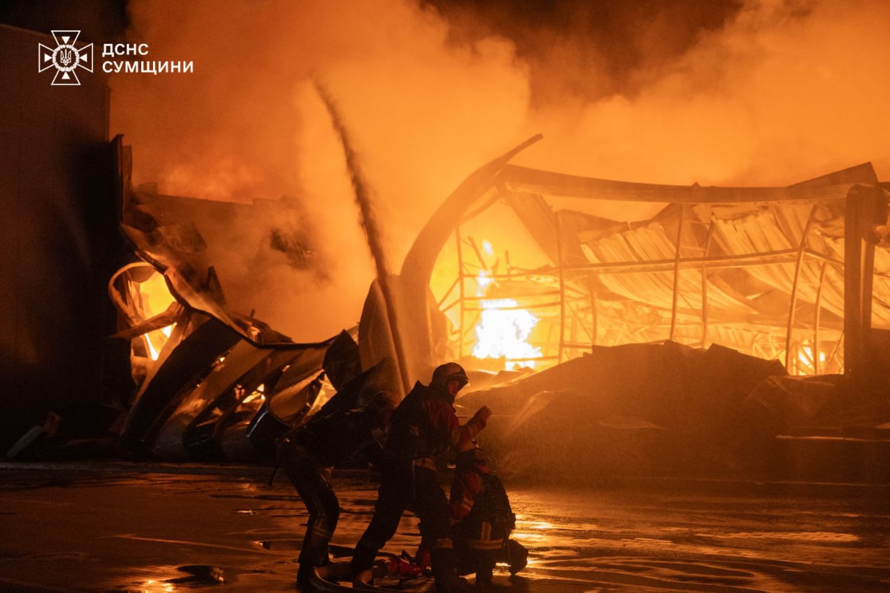 У Сумах внаслідок атаки РФ пошкоджені будинок і ТЦ, серед постраждалих четверо дітей: фото наслідків
