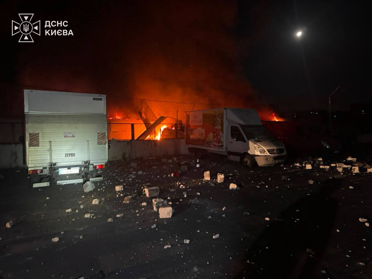 Балістичний удар по Києву: фото наслідків пожеж у двох районах столиці, є загиблий і поранені