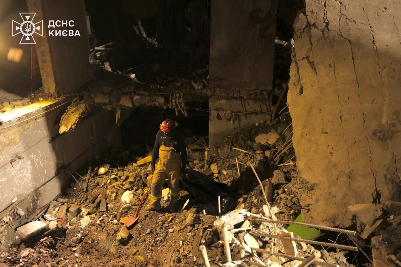 У Києві кількість загиблих зросла до 18, пошуково-рятувальні роботи тривають