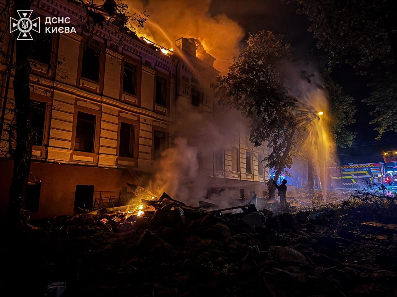 У Києві пошкоджені житлові будинки, офіси та авто: ДСНС показала фото наслідків нічної атаки