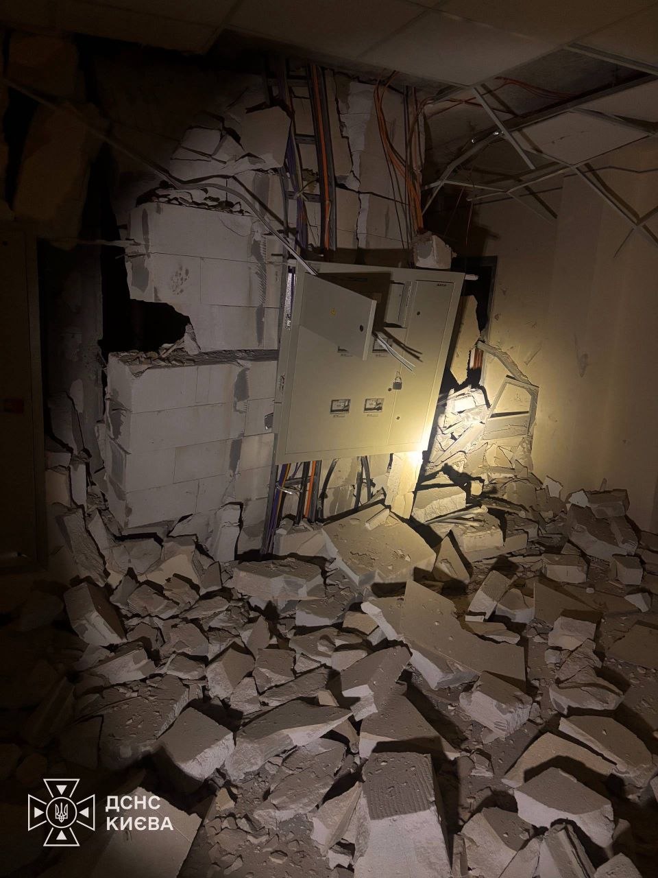 Пожежі в п’яти районах Києва, двоє загиблих та постраждалі: ДСНС публікує фото наслідків ворожої атаки