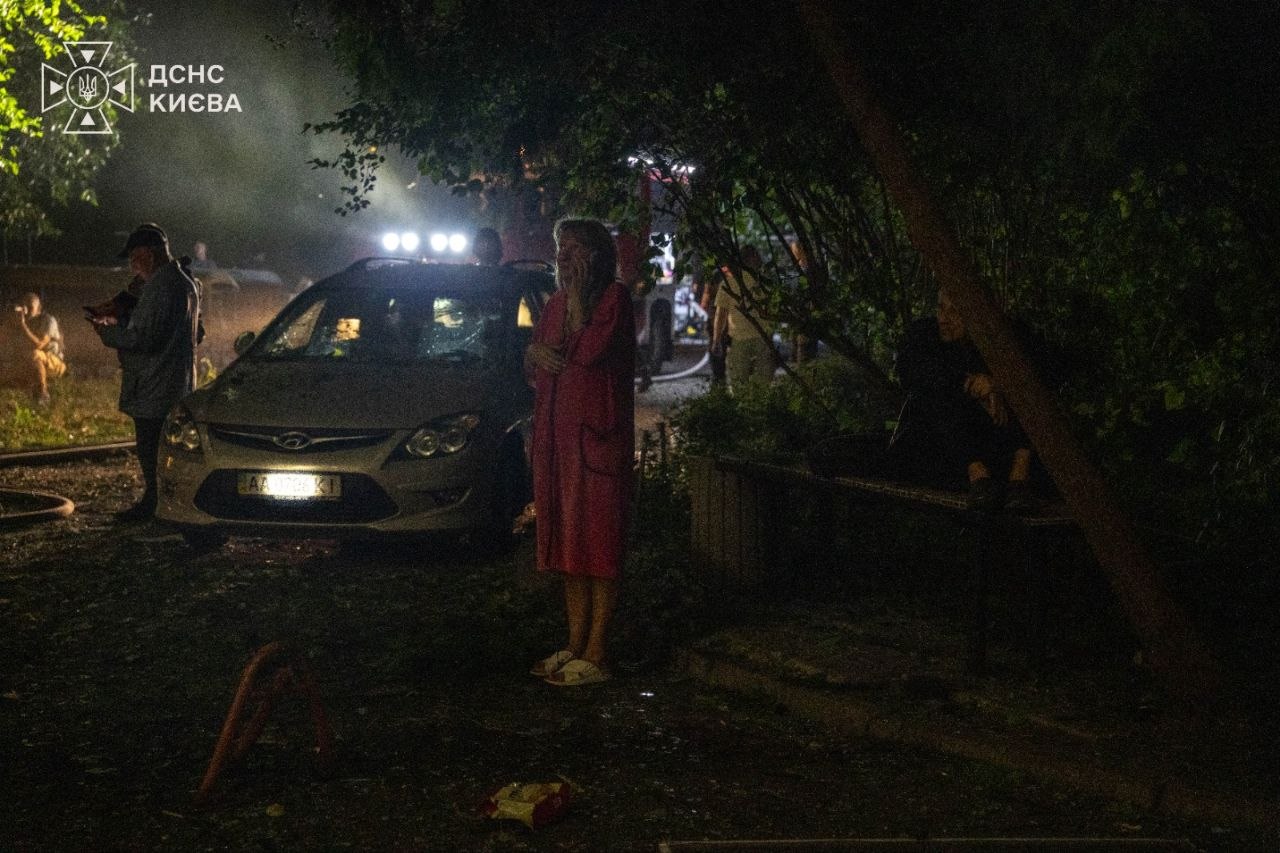 Пожежі в чотирьох районах Києва та троє постраждалих: ДСНС показала фото наслідків ворожої атаки