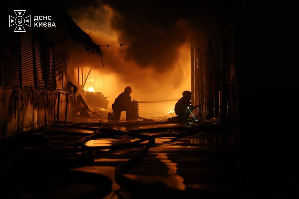 Унаслідок атаки на Київ у двох районах спалахнули пожежі, є постраждалі: ДСНС публікує фото наслідків
