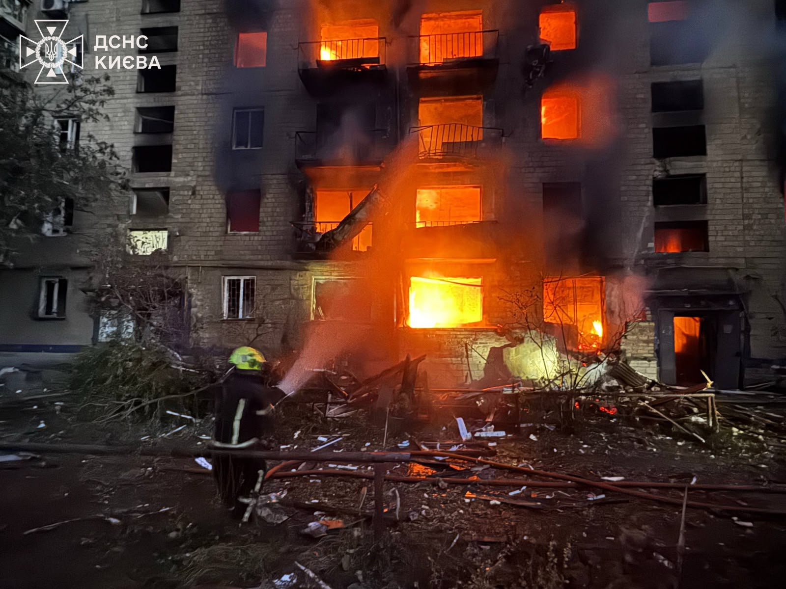 Масштабна атака на Київ: руйнування в багатьох районах столиці, ДСНС оприлюднила фото наслідків