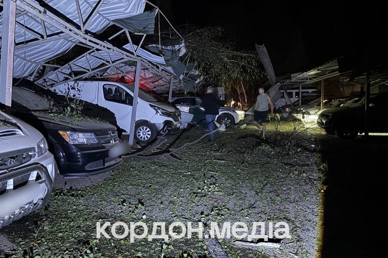 Фото паркінгу на місці прильоту.