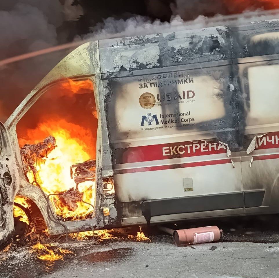 У Херсоні дрон влучив в автомобіль швидкої: авто вигоріло вщент