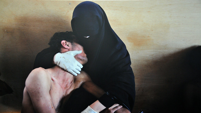 Лучшим снимком прошедшего года стала фотография Самюэля Аранды, на которой запечатлена женщина с раненым сыном в полевом госпитале повстанцев в Йемене.