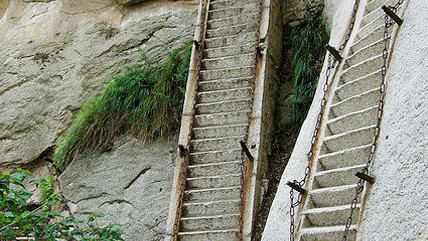 В некоторых местах нет дороги, ступеньки просто выдолблены в отвесной скале