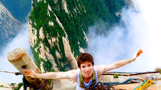 Эту дорогу, проложенную вдоль отвесных вертикальных скал, не зря называют тропой смерти