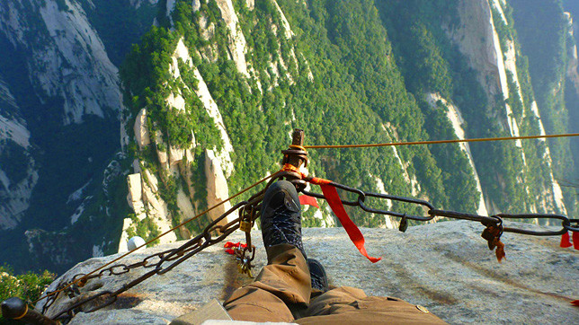Сорваться с узких досок в бездонную пропасть означало бы верную гибель