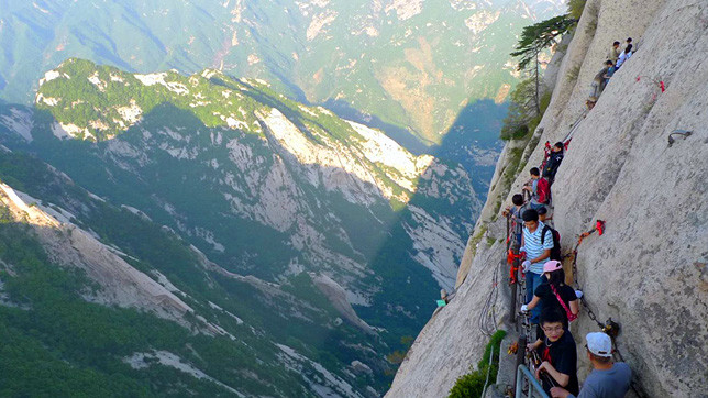 Тем не менее поток туристов, стремящихся совершить рискованное восхождение, не редеет