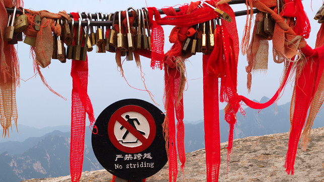 Удобнее всего воспользоваться фуникулером и подняться от подножия Северной горы до ее вершины