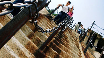 Самый опасный туристический маршрут – это переход от Северной вершины Хуашань к Южной. Некоторые путники, сделав первый шаг, буквально каменеют от ужаса