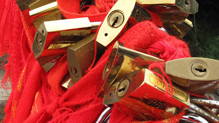 Верящие в счастливые приметы люди оставляют на вершине покоренной горы блестящие замочки и красные ленты