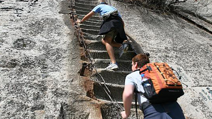 Для многих туристов новость, что восхождение по опаснейшей тропе – не односторонний маршрут, становится неприятным сюрпризом, но спуск, как правило, дается уже легче.