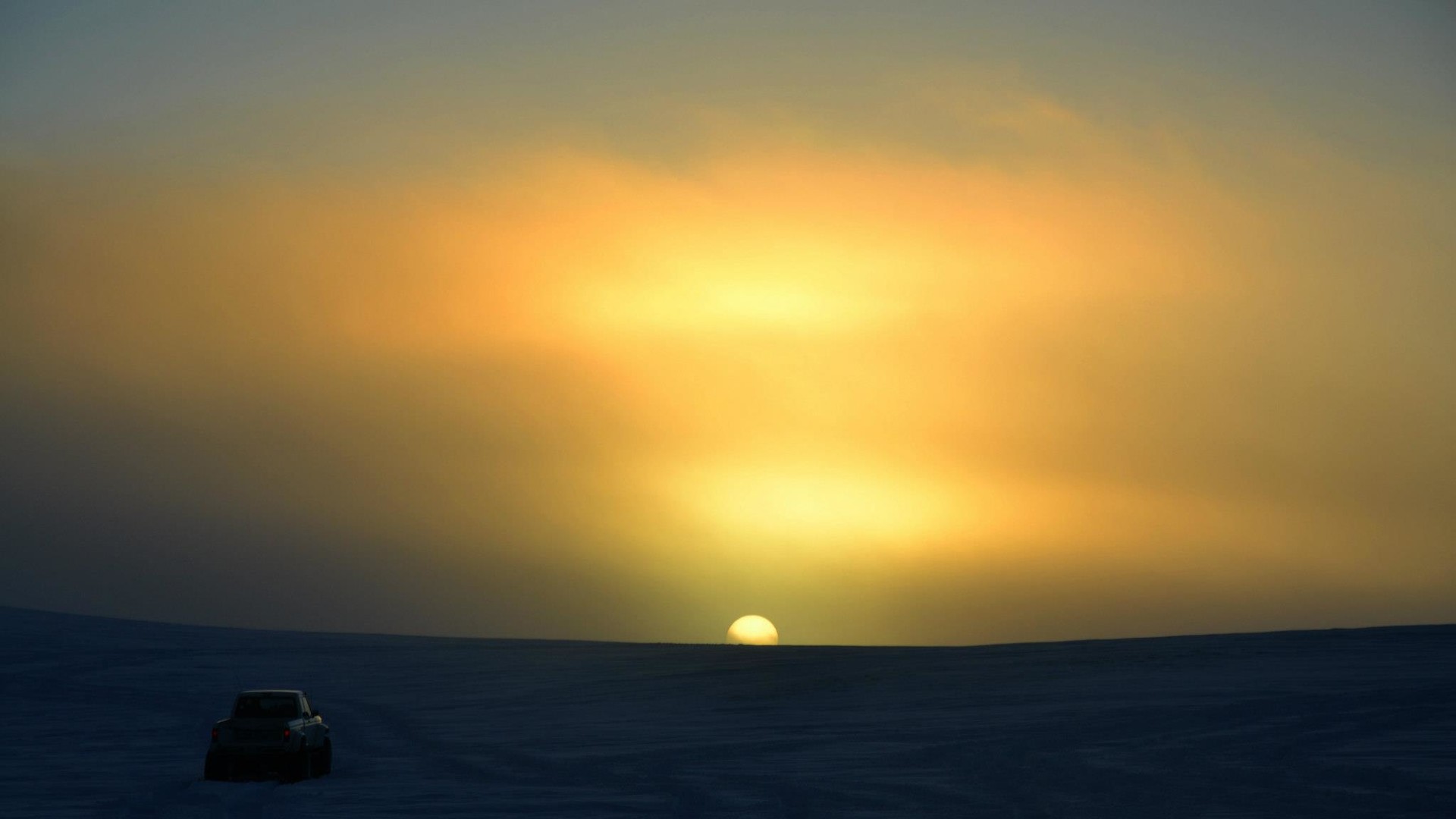 Его площадь составляет около 4807 км2