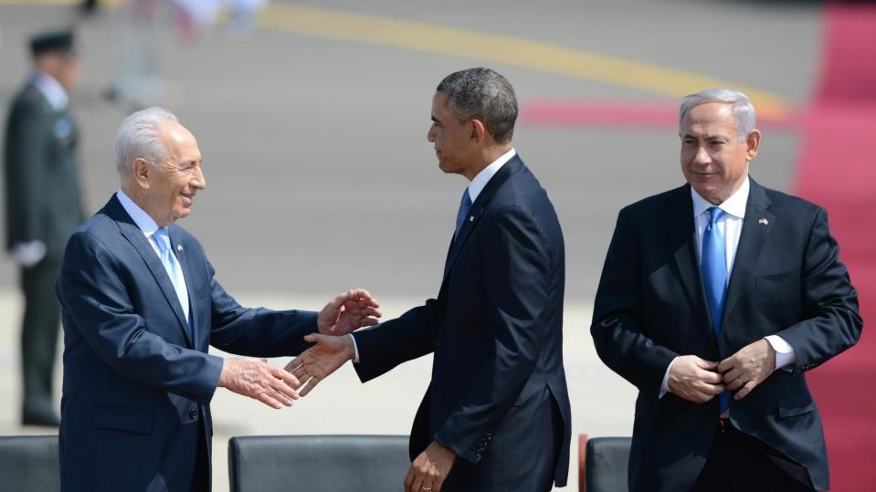 В аэропорту Тель-Авива, где приземлился "Боинг" Обамы, его приветствовали президент Израиля Шимон Перес, премьер-министр Биньямин Нетаньяху