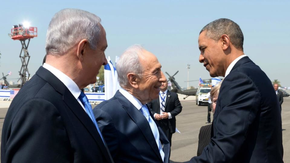 В аэропорту Тель-Авива, где приземлился "Боинг" Обамы, его приветствовали президент Израиля Шимон Перес, премьер-министр Биньямин Нетаньяху
