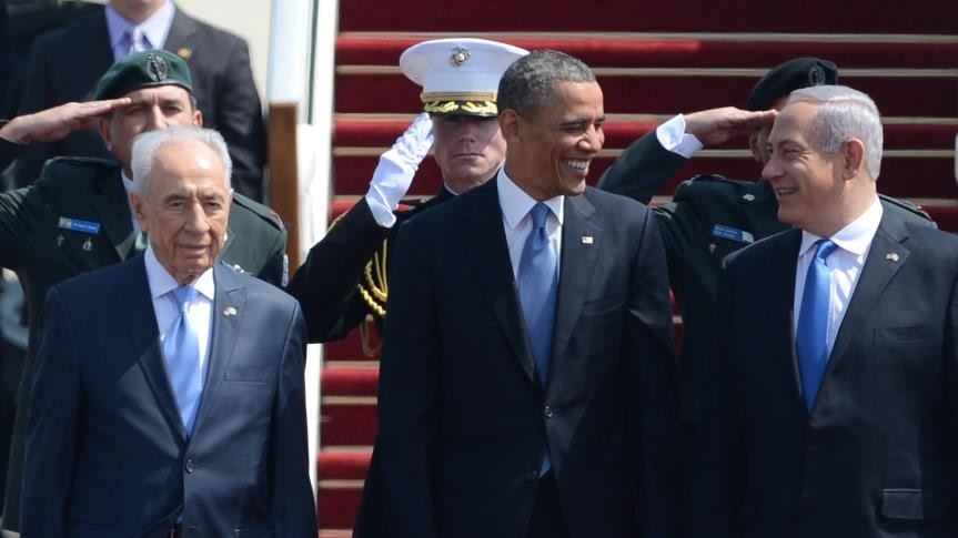 В аэропорту Тель-Авива, где приземлился "Боинг" Обамы, его приветствовали президент Израиля Шимон Перес, премьер-министр Биньямин Нетаньяху