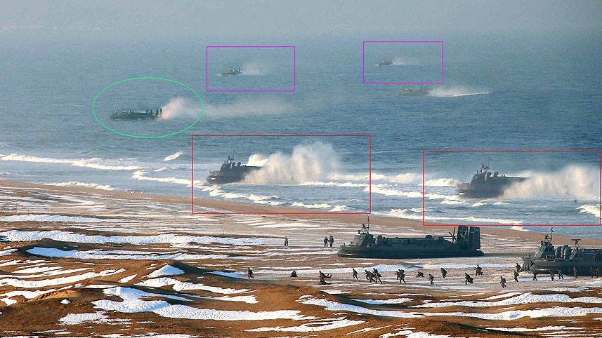 Половина десантных катеров на снимках была дорисована в "фотошопе".