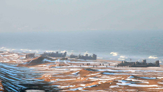 На других снимках у кромки воды видны шесть катеров вместо восьми