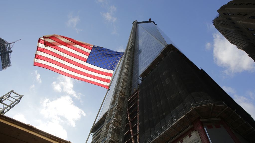 Над небоскребом развевается флаг США