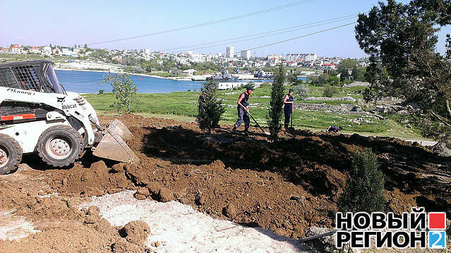 К визиту Януковича рабочие раскидывают землю вдоль главной аллеи, чтобы создать впечатление ухоженных газонов