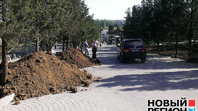 Кучи земли на главной аллее, где в субботу появится Янукович