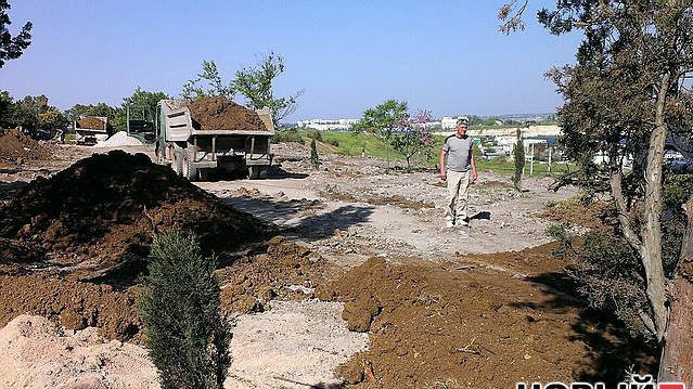 Землю спешно завозят Камазами