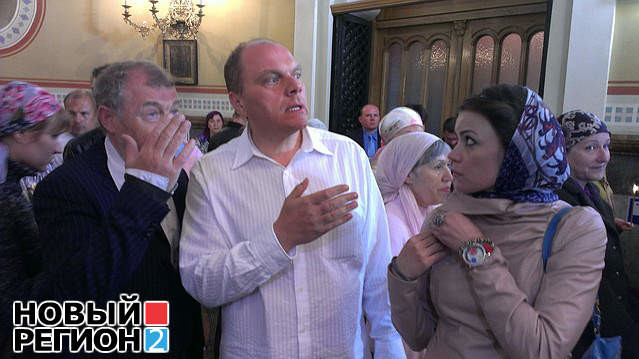 Министр культуры стоял вместе с простыми верующими в стороне от вип-чиновников