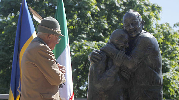 Луиджи рядом с памятником