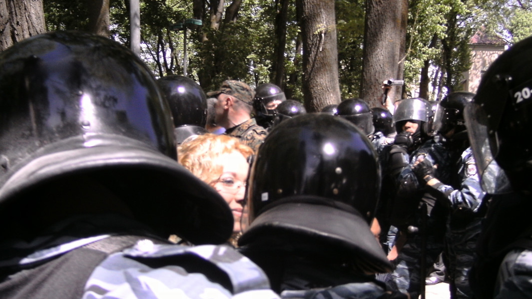 Спецподразделение "Грифон" берет людей в кольцо