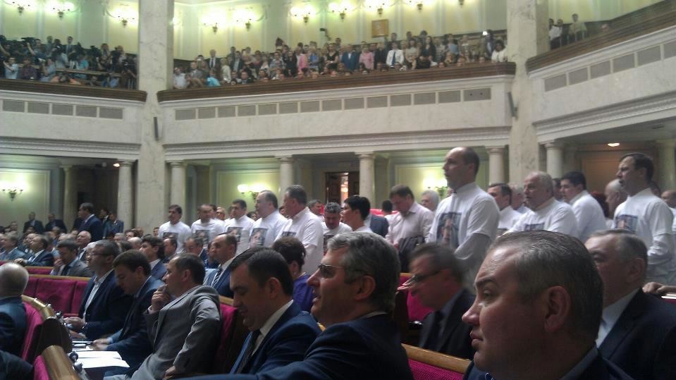 Депутаты от "Батьківщини" оделись в белые футболки с портретами Тимошенко  за решеткой и скандировали "Юле - волю!" и "Банду геть!"