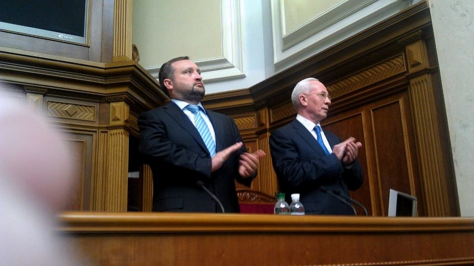 В правительственной ложе президента приветствовали премьер-министр Николай Азаров и первый вице-премьер Сергей Арбузов