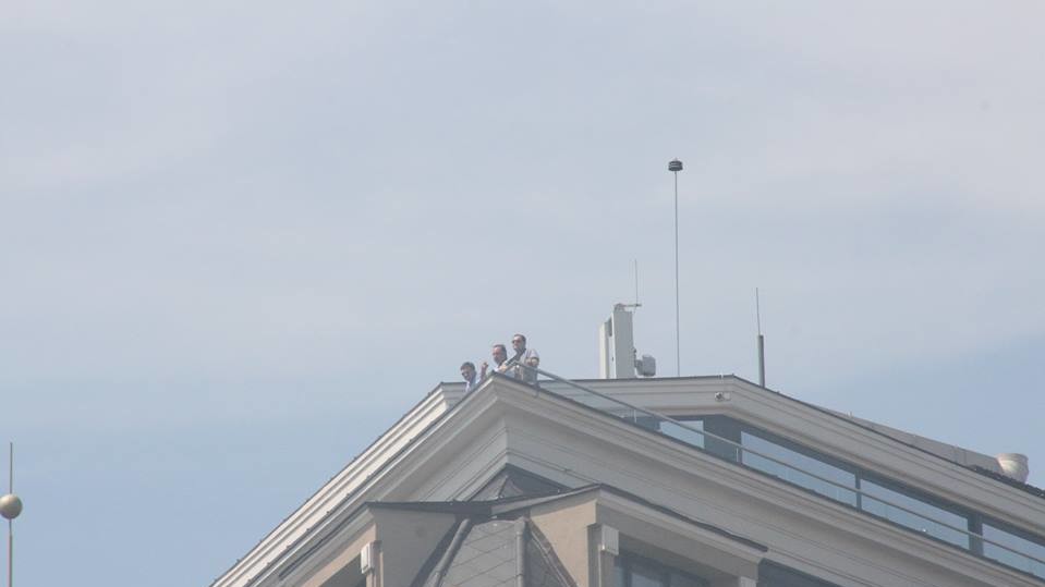 Наблюдающие за митингом с крыши "Интерконтиненталя"