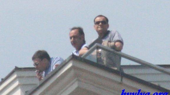 Наблюдающие за митингом с крыши "Интерконтиненталя"