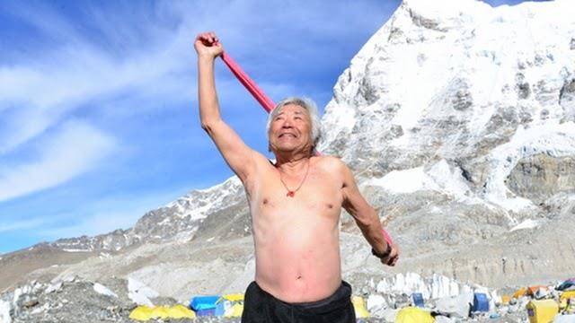 80-летний японец за 8 суток поднялся на Эверест