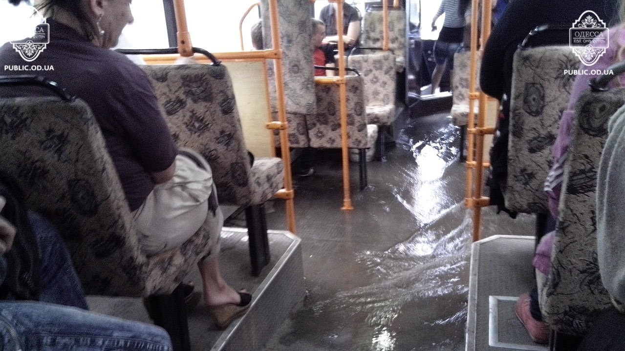 Дощ залив навіть підлогу тролейбуса