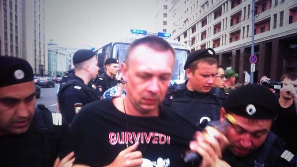 Полиция вытесняет людей с площадей и задерживает за участие в несанкционированной акции