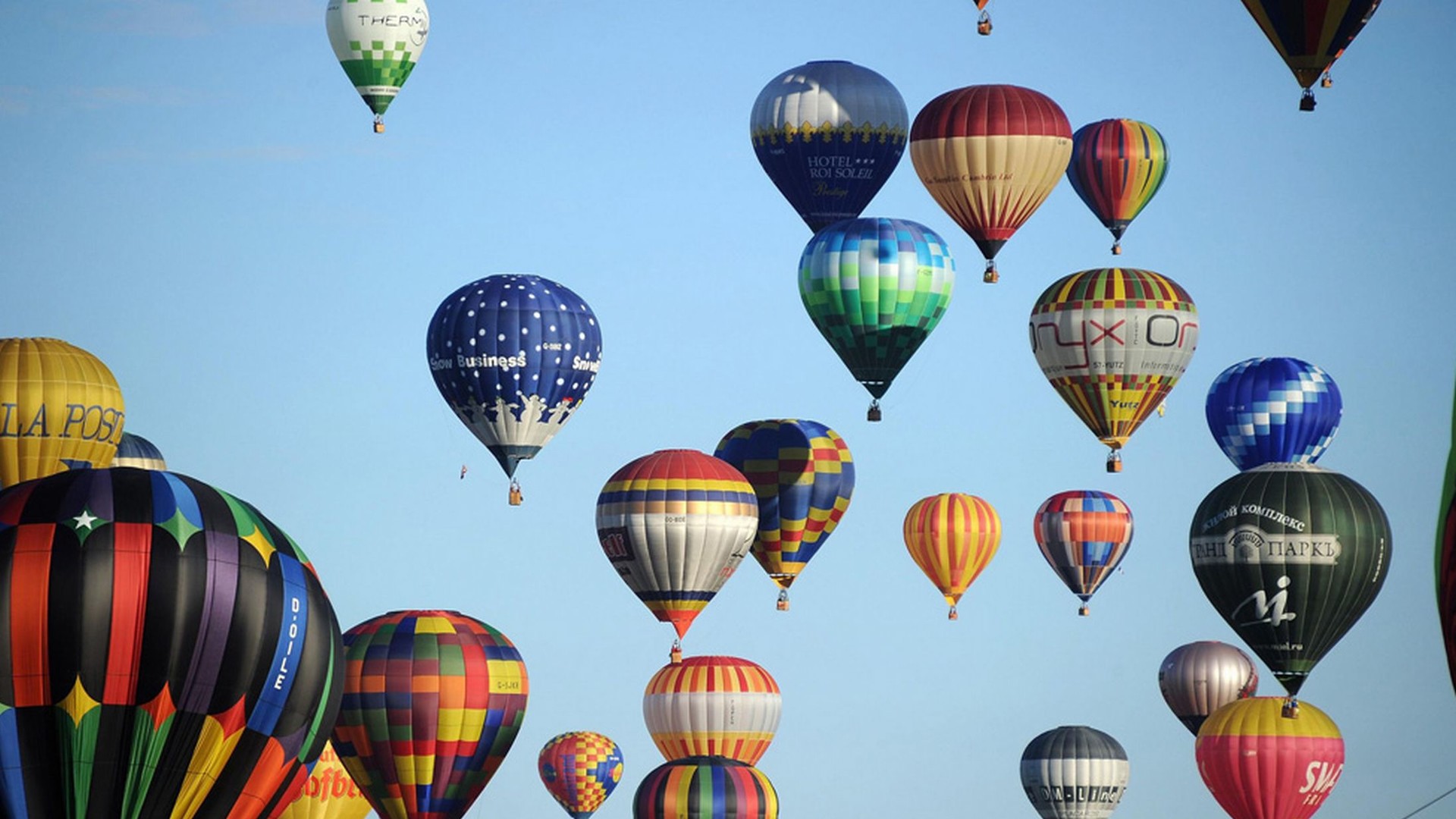 408 воздушных шаров одновременно взлетели с бывшей базы НАТО