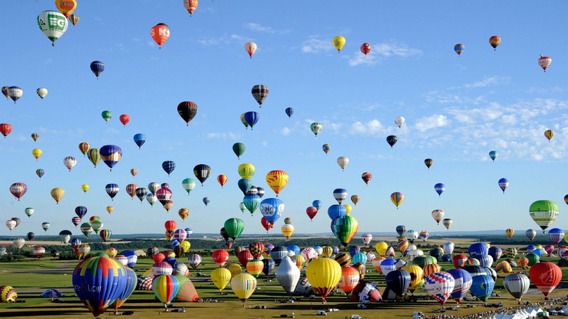Предыдущий мировой рекорд был зарегистрирован в 2011 году, когда в небо подняли 357 аэростатов