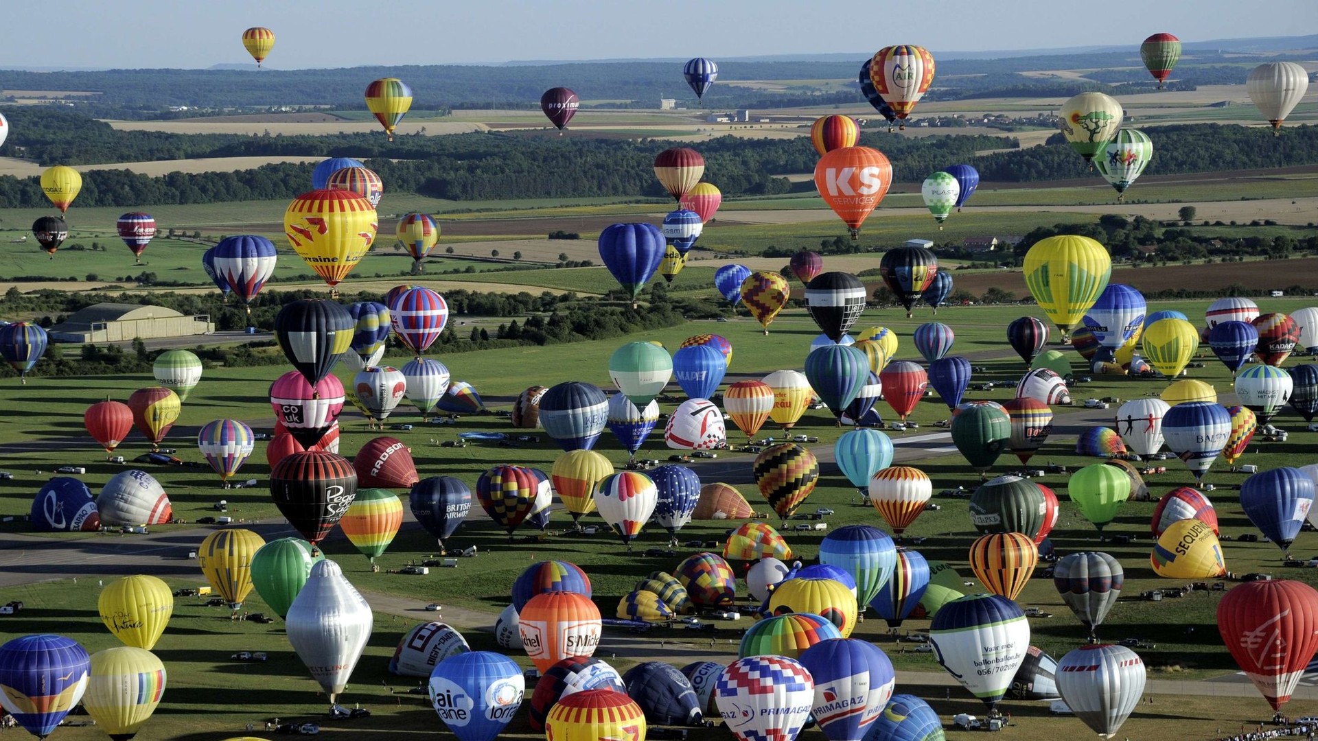 Пилатр Жан-Франсуа де Розье, первый человек в мире, поднявшийся в 1783 году в воздух на борту воздушного шара, может гордиться своими духовными потомками и наследниками