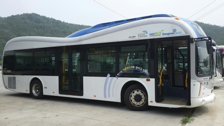 Автобус, оборудованный системой беспроводной подзарядки OLEV